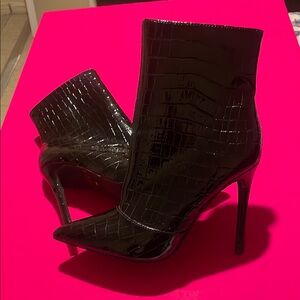 Elegant Black Crocodile-Patterned Heeled Boots